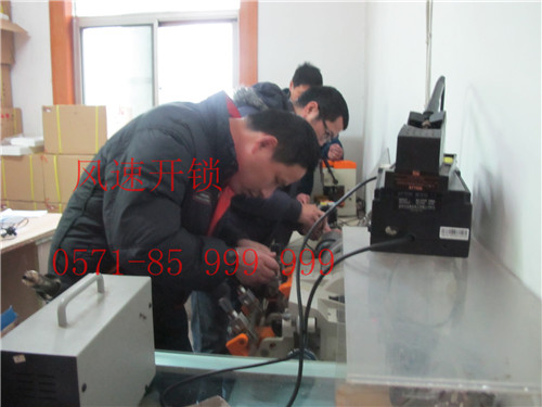 學(xué)員認(rèn)真學(xué)開鎖技術(shù)