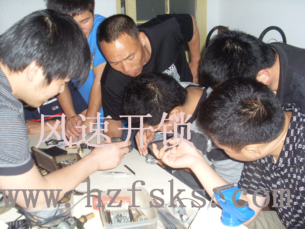 學(xué)員學(xué)習開鎖技術(shù)交流