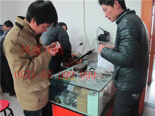 風(fēng)速學(xué)員在學(xué)開鎖技術(shù)